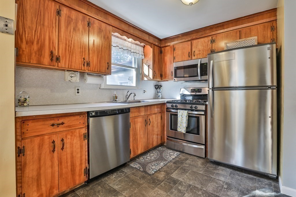 15 Bellflower Road Billerica, MA 01821 - Photo 4 of 27