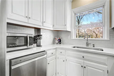 $435,000 | 2711 West 73rd Terrace, Prairie Village, KS 66208