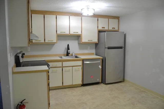 $284,000 | 1820 Skyline Drive, Unit 18, Lowell, MA 01854