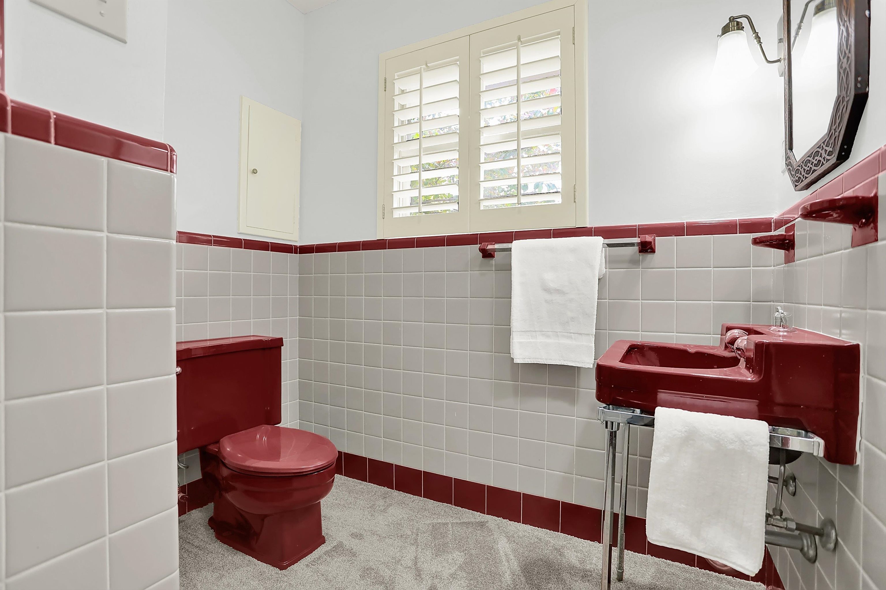 280 Waring Road Memphis, TN 38117 - Photo 25 of 38 a bathroom with a toilet and a shower