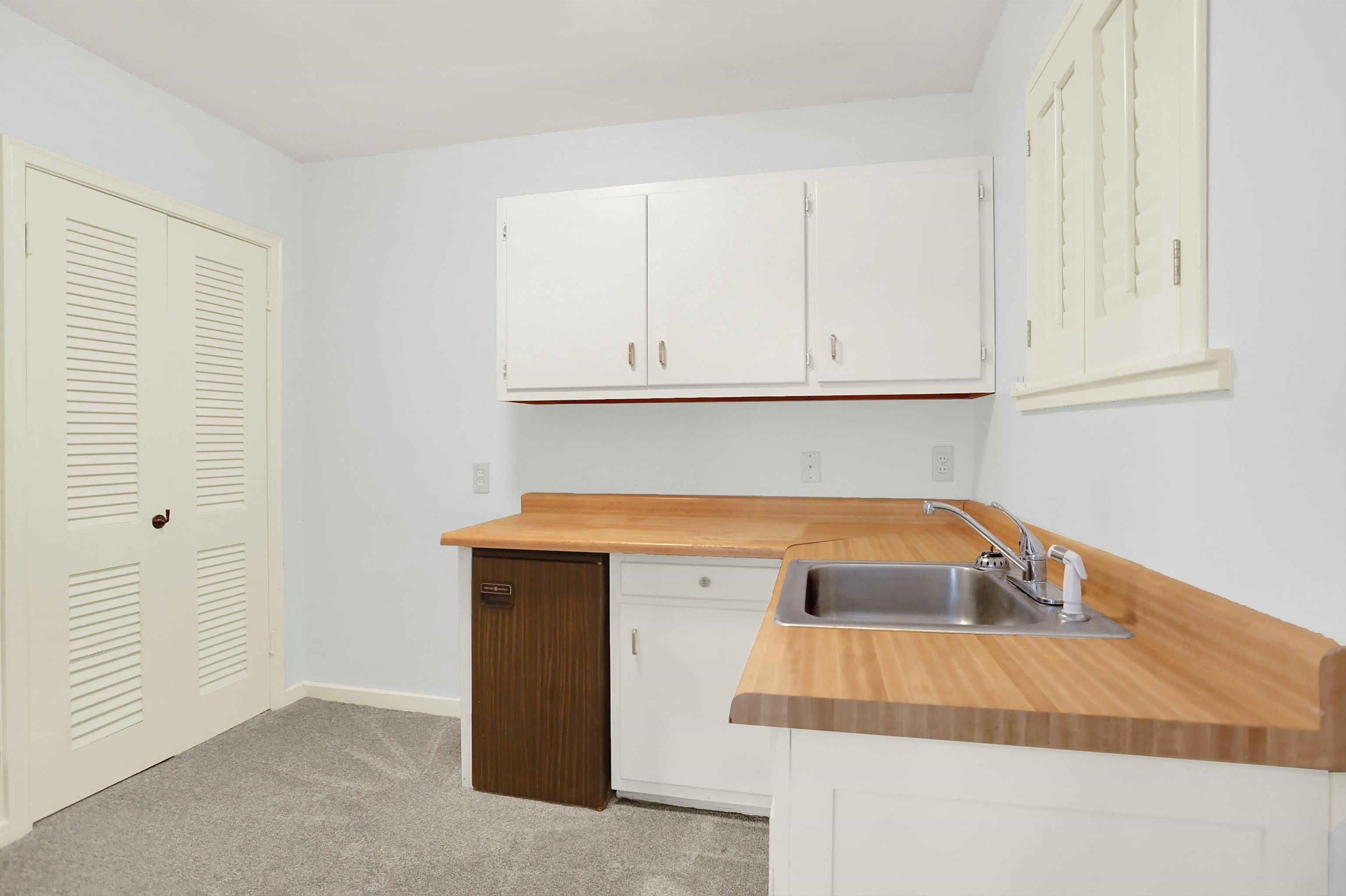 280 Waring Road Memphis, TN 38117 - Photo 38 of 38 a room with washing machine