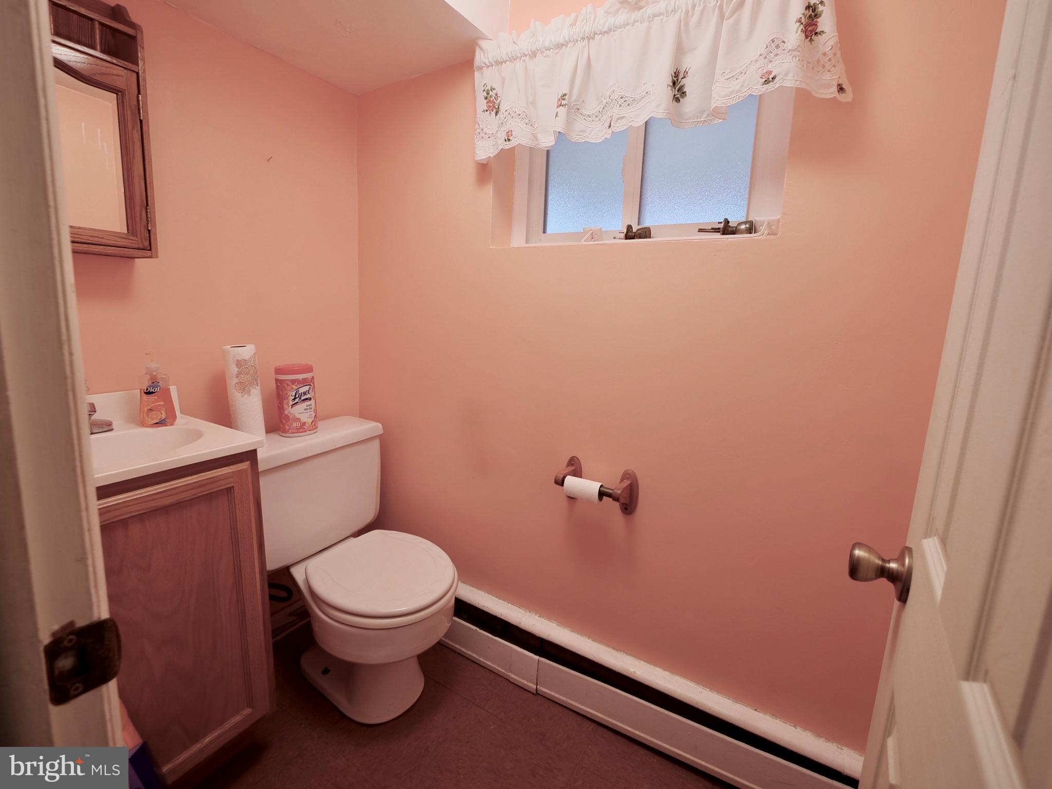 606 Cambridge Road Brookhaven, PA 19015 - Photo 19 of 21 Powder room