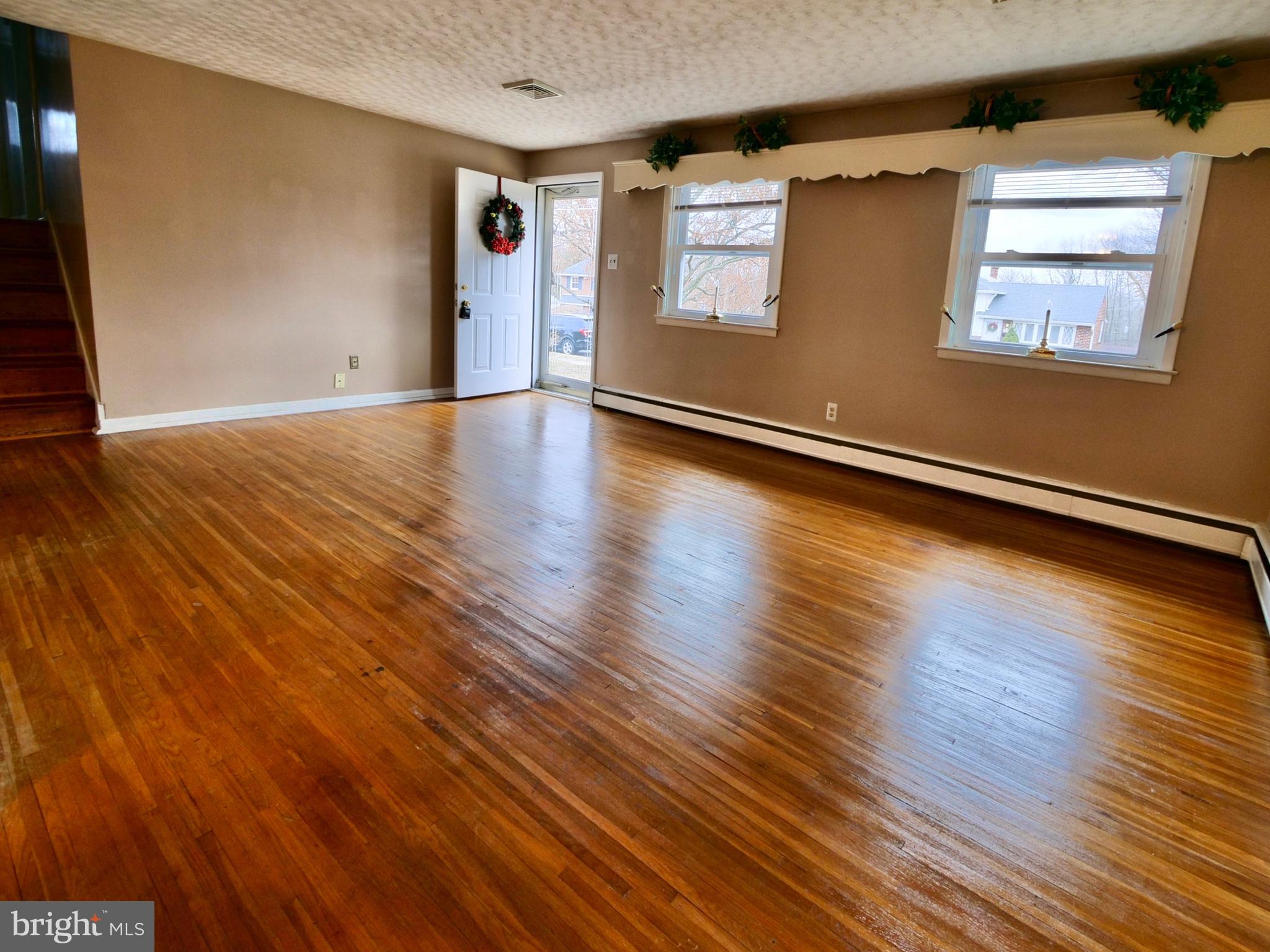 606 Cambridge Road Brookhaven, PA 19015 - Photo 5 of 21 Living room