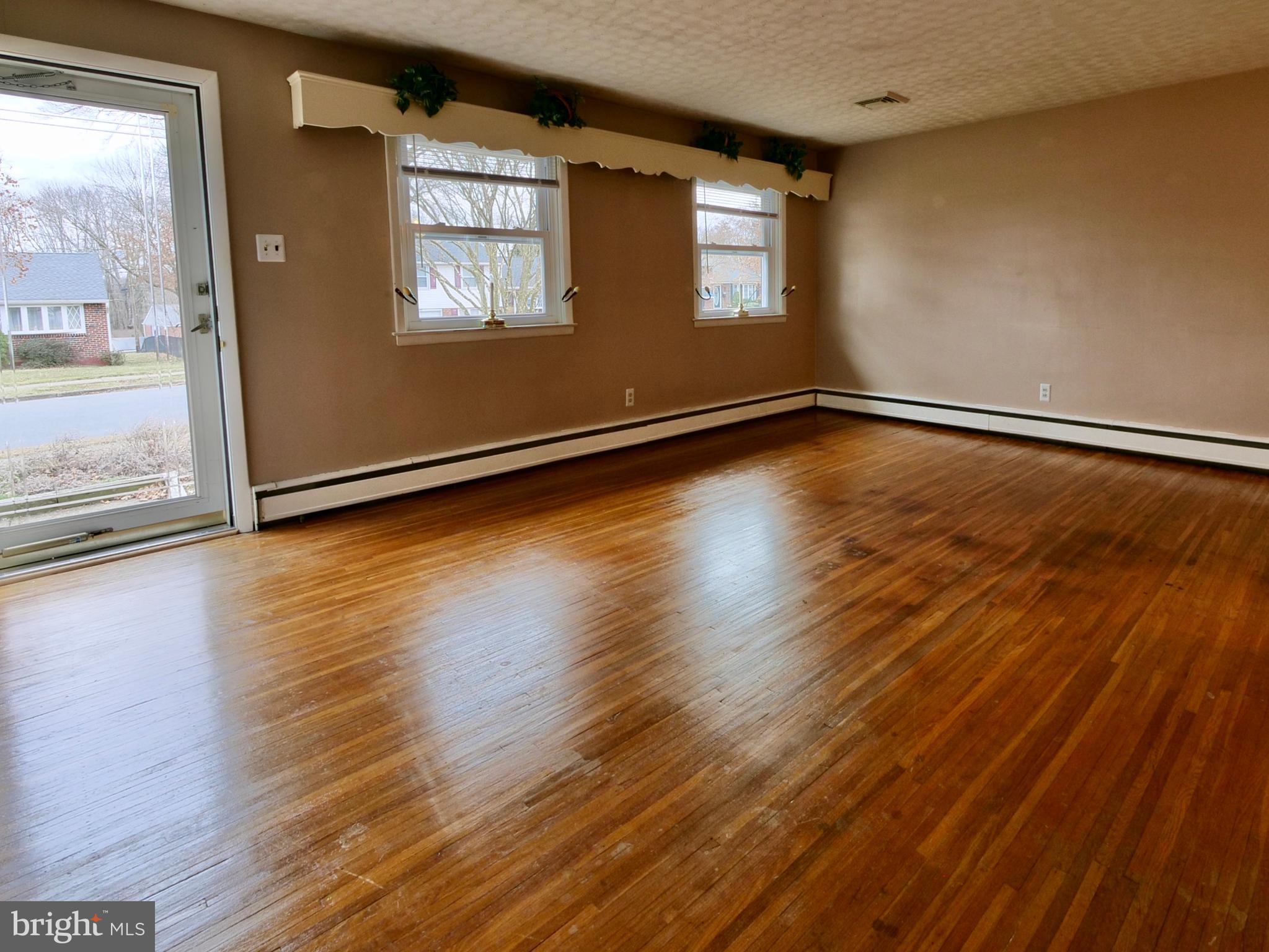 606 Cambridge Road Brookhaven, PA 19015 - Photo 6 of 21 Living room