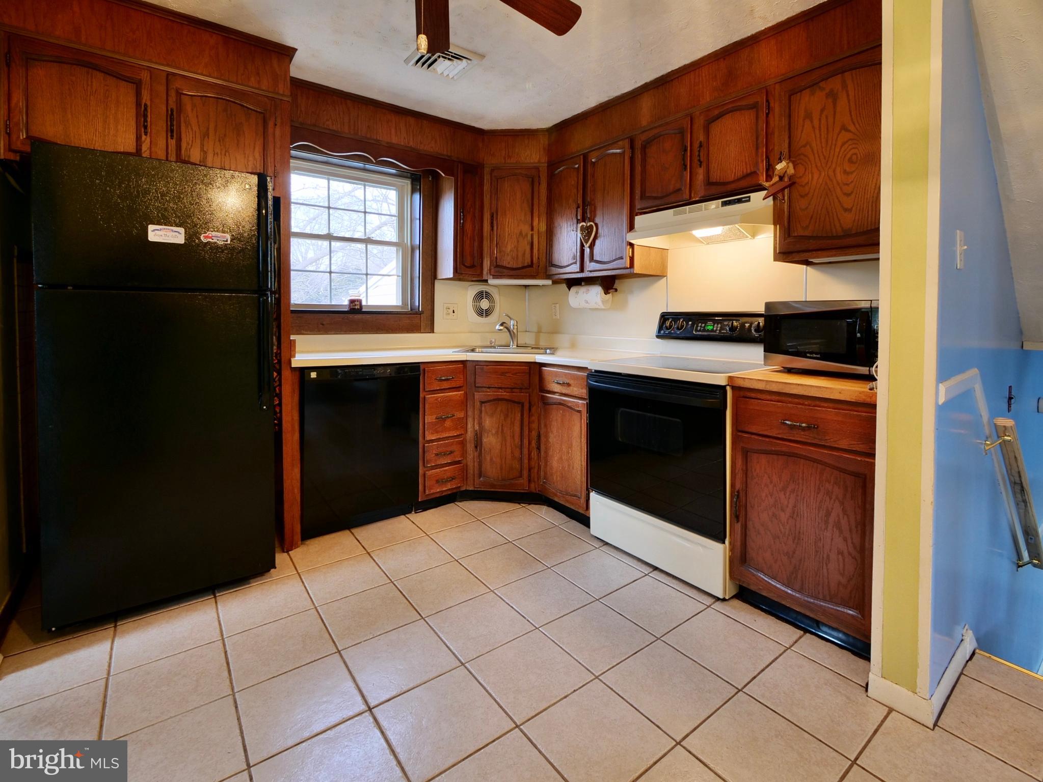606 Cambridge Road Brookhaven, PA 19015 - Photo 8 of 21 Kitchen