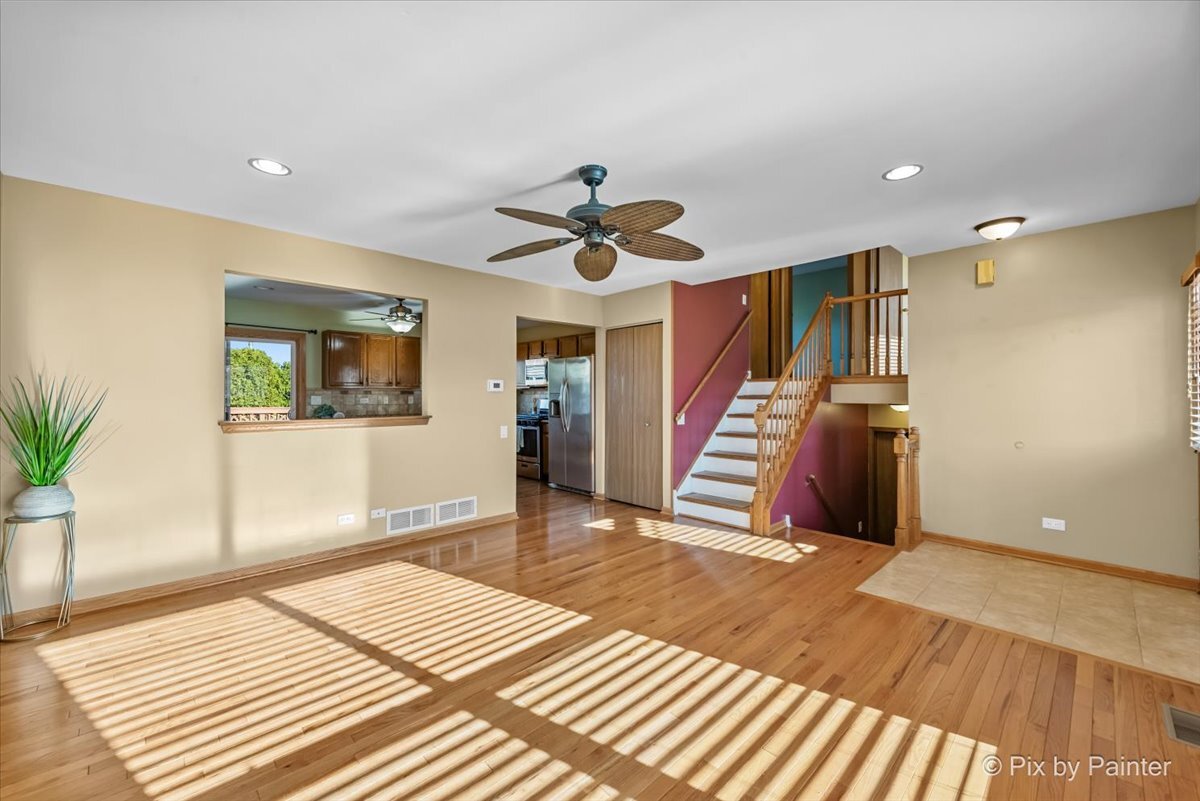 1502 Sawgrass Court Elgin, IL 60123 - Photo 4 of 39