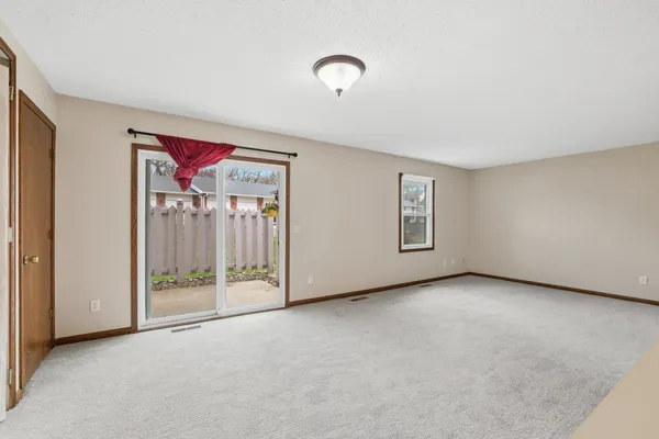 $139,500 | 6333 Alderwood Circle, Unit B, Woodbury, MN 55125