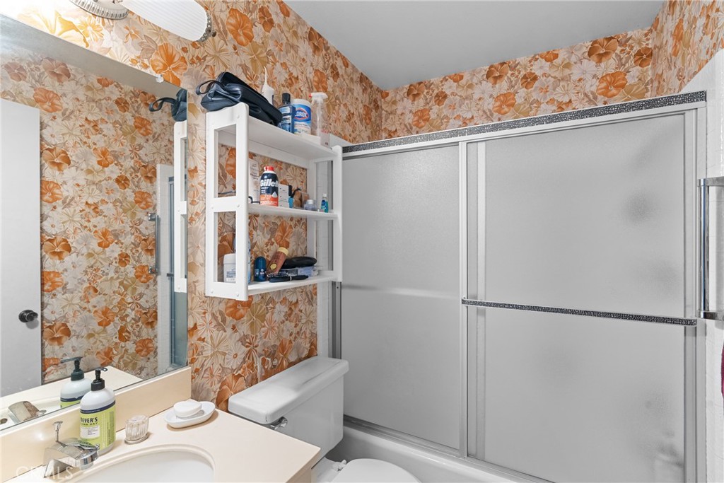 166 Tallyho Road Santa Maria, CA 93455 - Photo 23 of 46 Hallway Bathroom