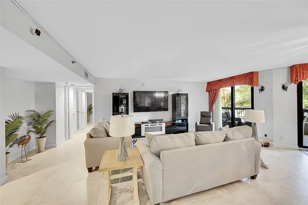 $648,788 | 2900 Northeast 14th Street Causeway, Unit 304, Pompano Beach, FL 33062