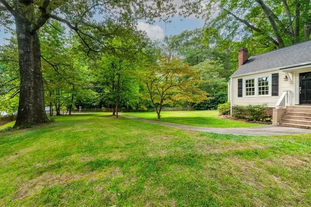 a view of a house with a yard