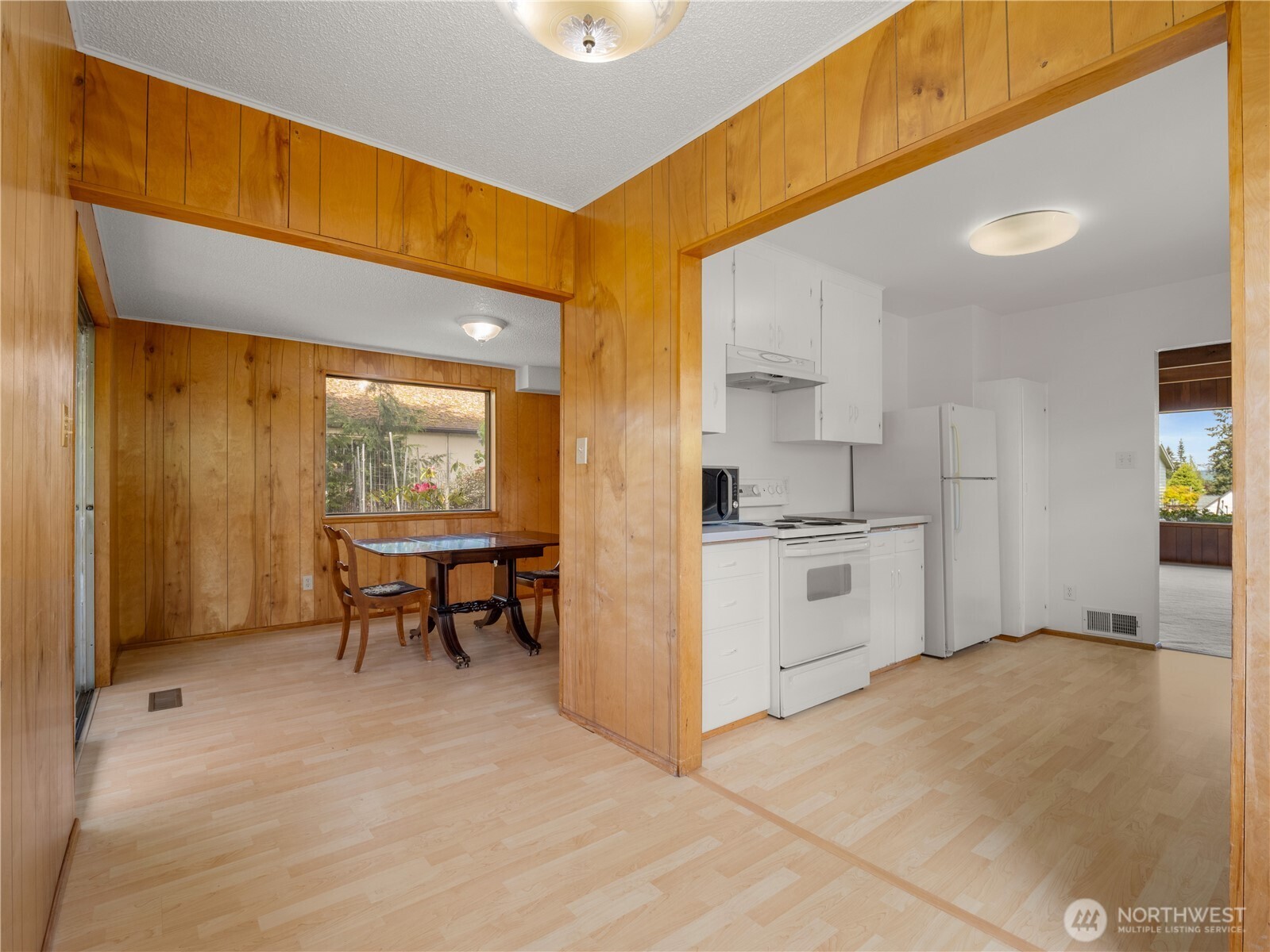 5704 North Ruby Street Tacoma, WA 98407 - Photo 13 of 38 a view of kitchen with breakfast area