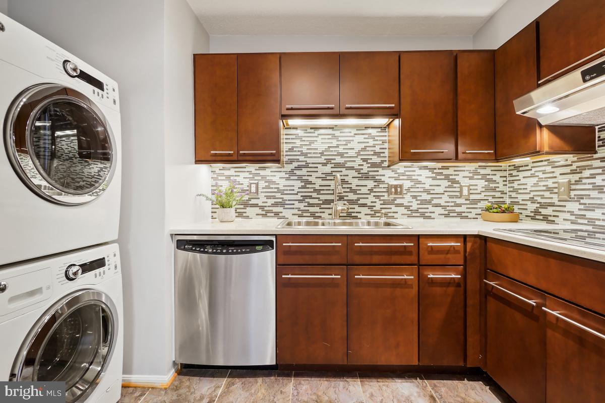 5902 Mt Eagle Drive, Unit 1503 Alexandria, VA 22303 - Photo 13 of 30 Kitchen - Upgraded Cabinetry and Appliances