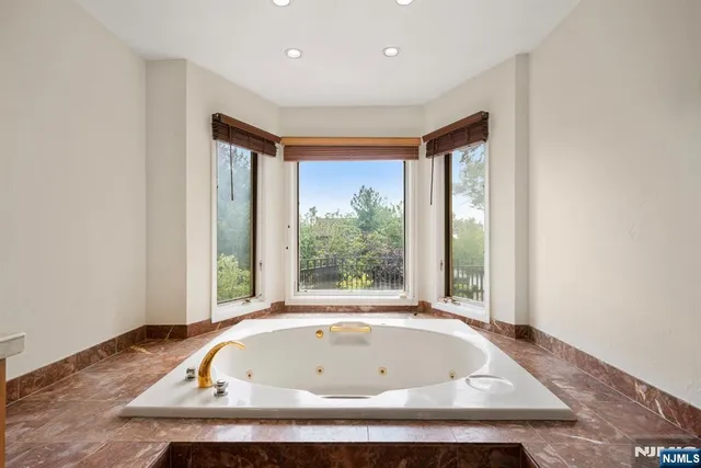 $6,200 | 5 Kings Court, Unit 5, Fort Lee, NJ 07024