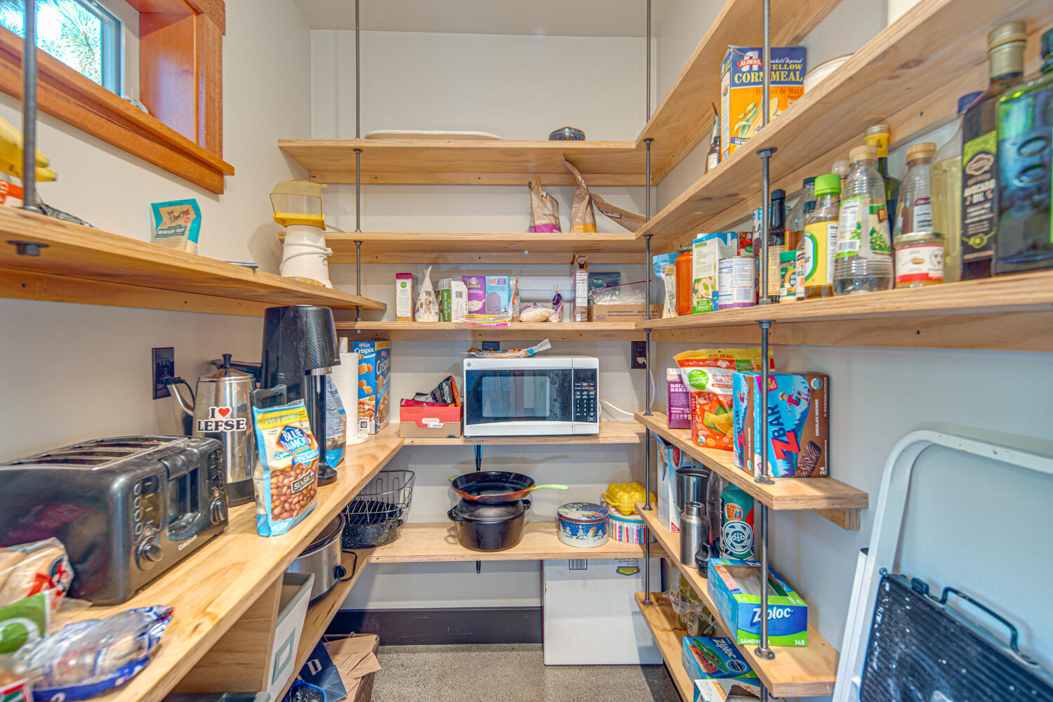 18776 Choctaw Road Bend, OR 97702 - Photo 13 of 52 Pantry
