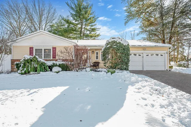$875,000 | 2 Green Pine Court, Dix Hills, NY 11746