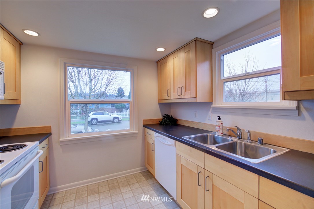 326 Wells Avenue North Renton, WA 98057 - Photo 10 of 33 Gallery Image 10