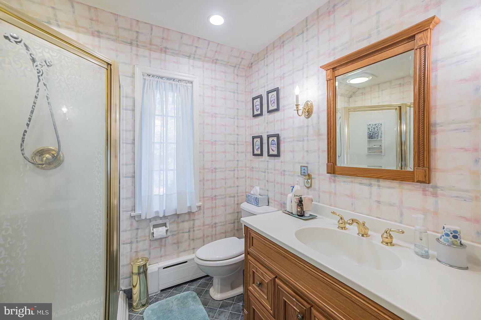 463 Derwyn Road Drexel Hill, PA 19026 - Photo 15 of 23 Master en suite bathroom
