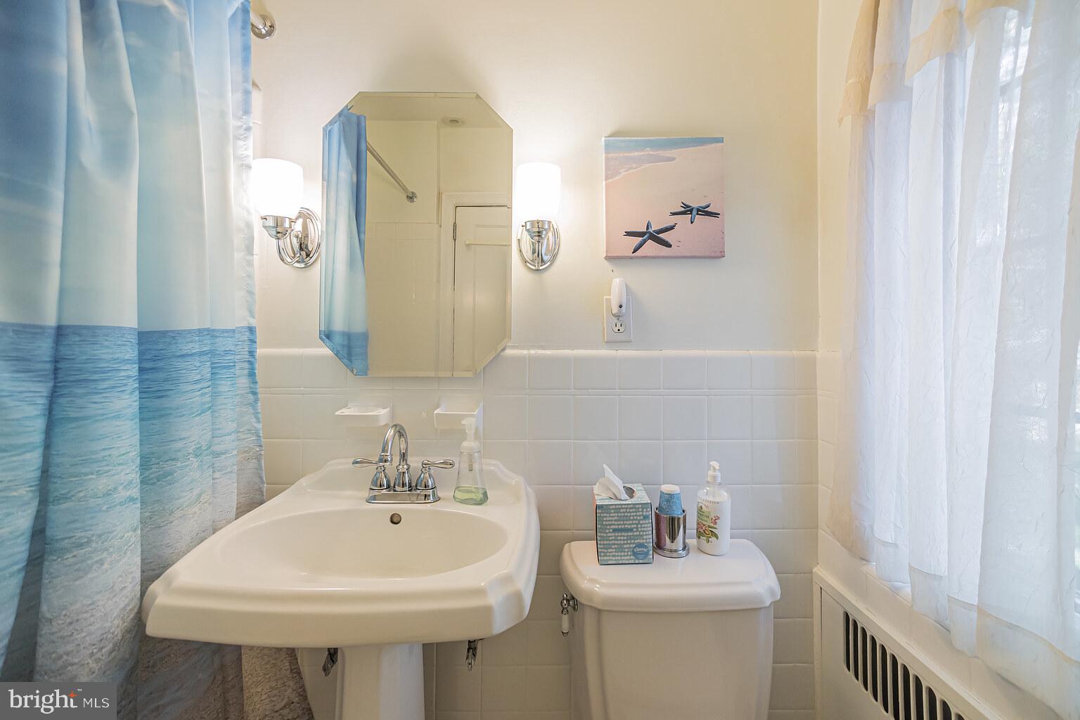 463 Derwyn Road Drexel Hill, PA 19026 - Photo 19 of 23 Full guest bathroom