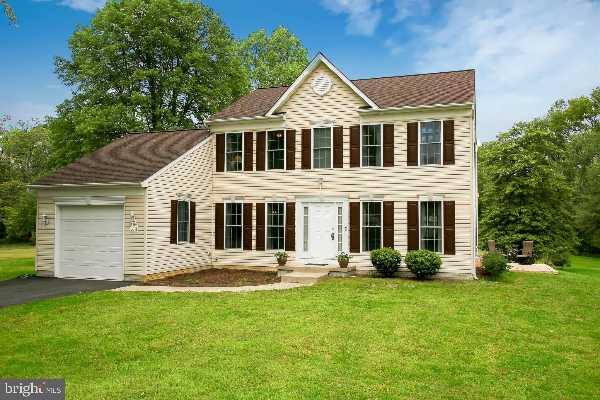 Adjacent to Lake Waterford and on 2 acres of land!