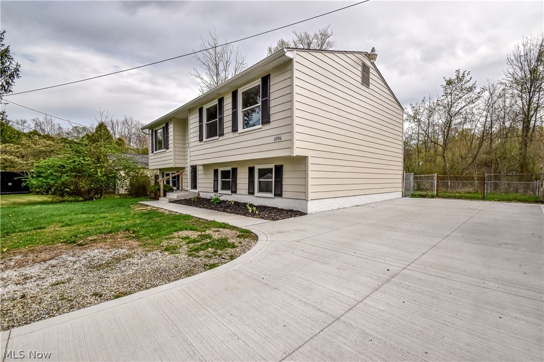 6996 Roe Boulevard Madison, OH 44057 - Photo 2 of 38