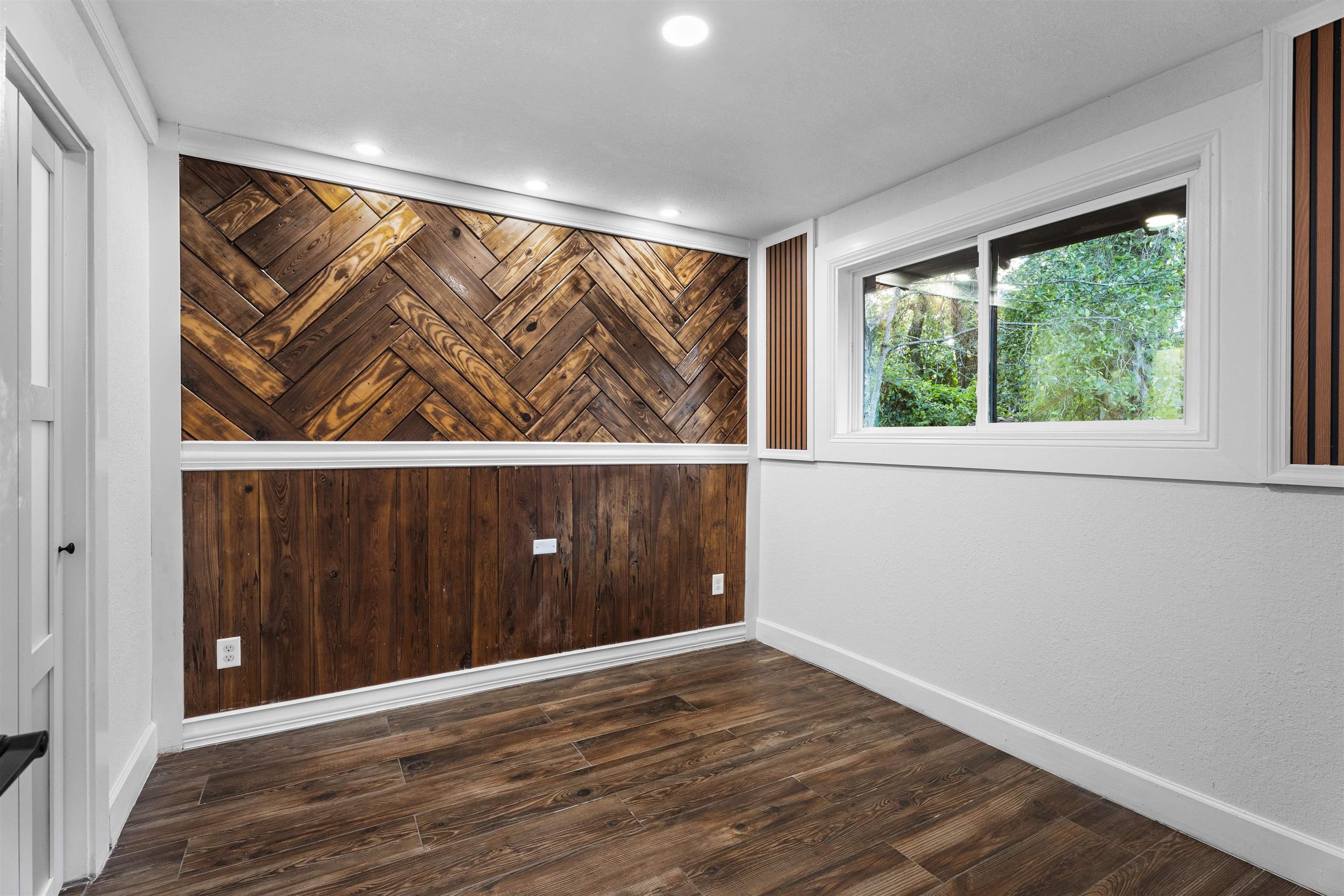 136 Washington Street St. Augustine, FL 32084 - Photo 28 of 50 an empty room with wooden floor and windows