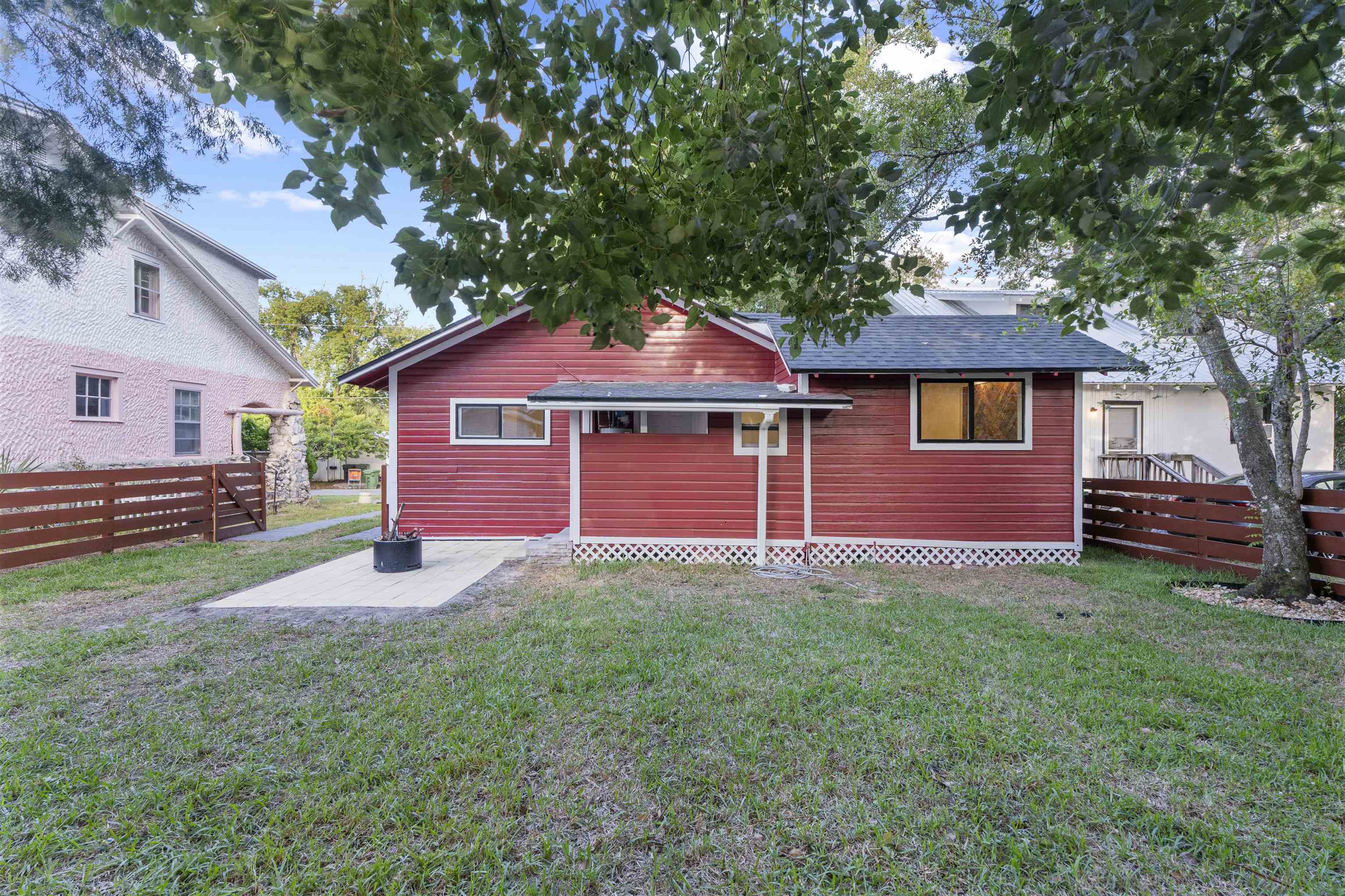 136 Washington Street St. Augustine, FL 32084 - Photo 33 of 50 a front view of a house with a garden
