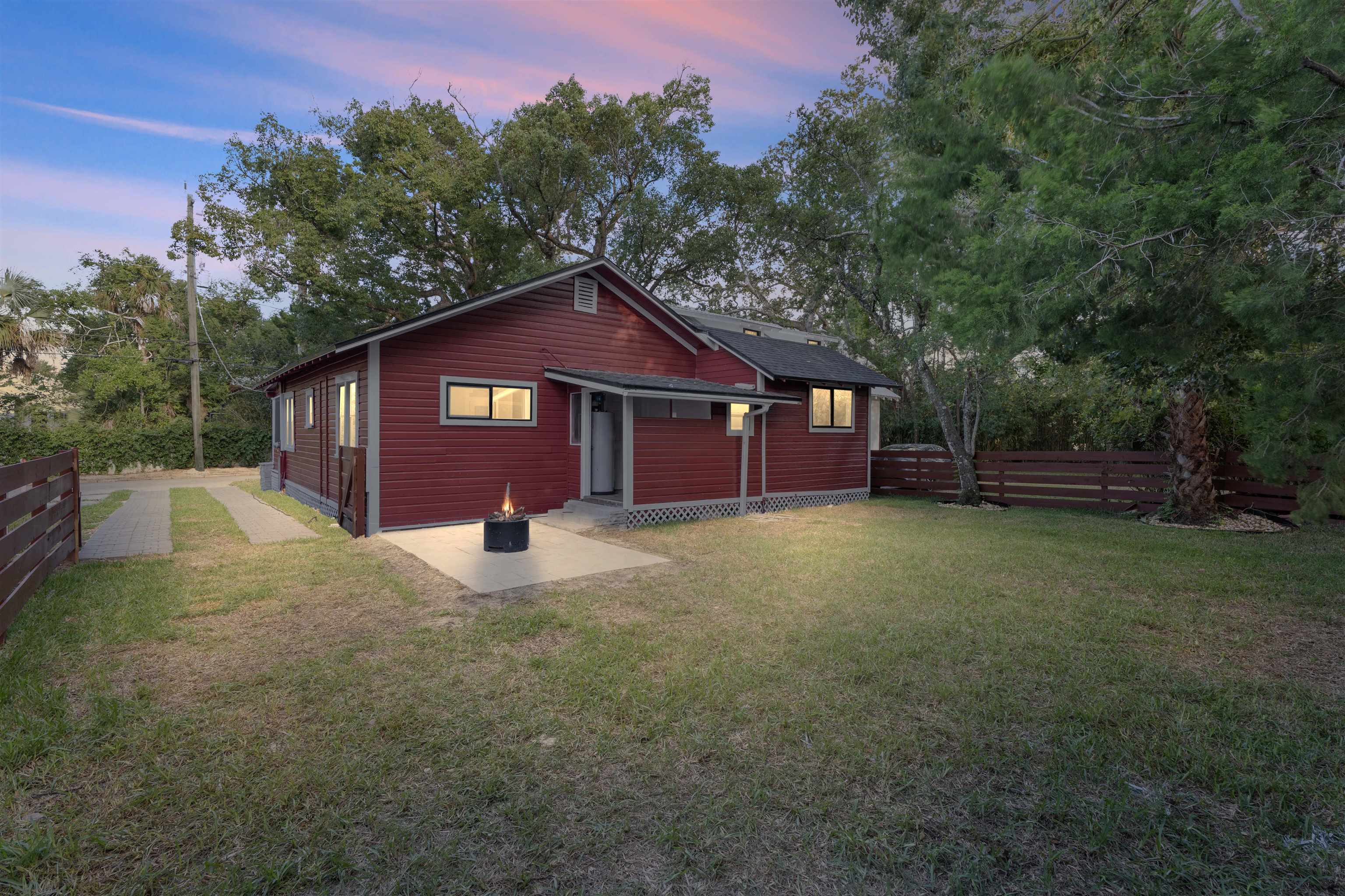 136 Washington Street St. Augustine, FL 32084 - Photo 38 of 50 a front view of a house with a garden
