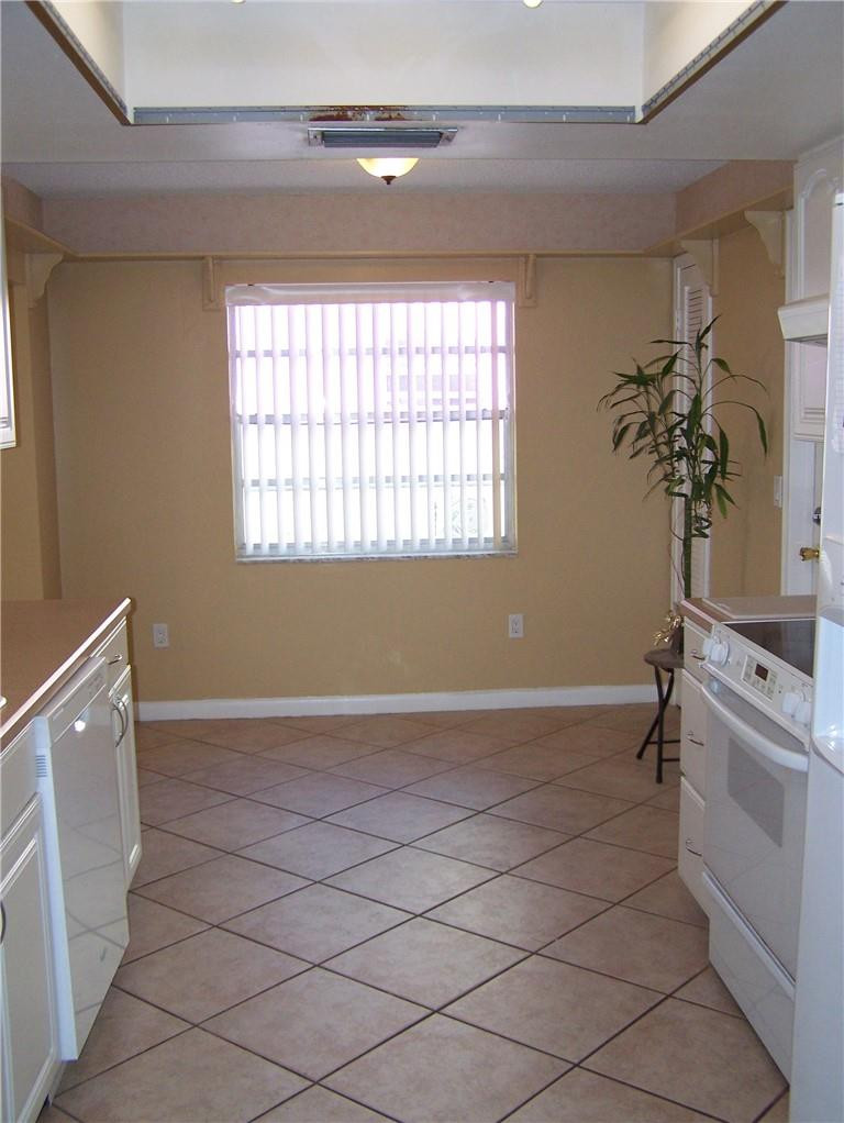 22295 Southwest 57th Avenue Boca Raton, FL 33428 - Photo 8 of 35 EAT-IN KITCHEN