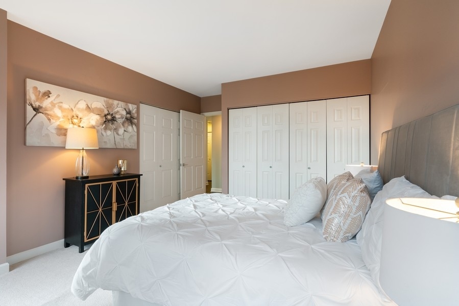 400 North Clinton Street, Unit 507 Chicago, IL 60654 - Photo 14 of 31 a bedroom with a bed and a flat screen tv