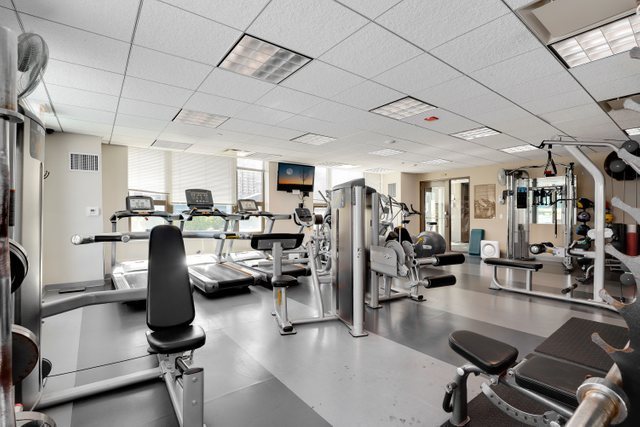 400 North Clinton Street, Unit 507 Chicago, IL 60654 - Photo 23 of 31 a view of a room with gym equipment