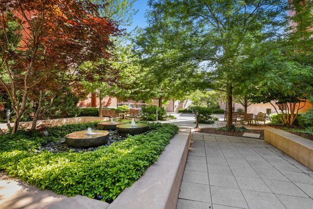 400 North Clinton Street, Unit 507 Chicago, IL 60654 - Photo 24 of 31 a view of a garden with patio