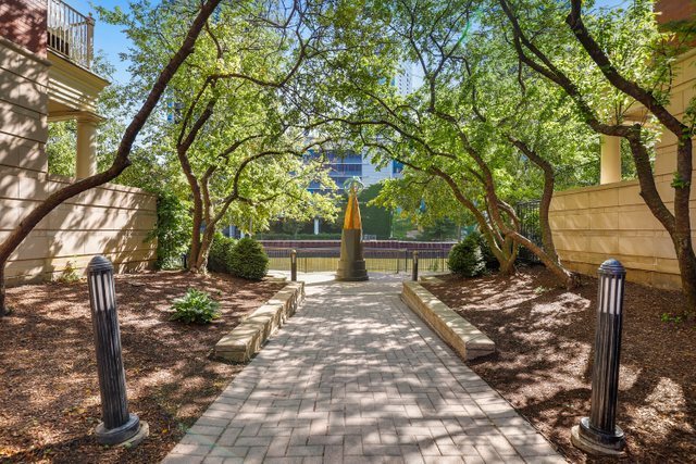 400 North Clinton Street, Unit 507 Chicago, IL 60654 - Photo 25 of 31 a view of a backyard with table and chairs under a large tree