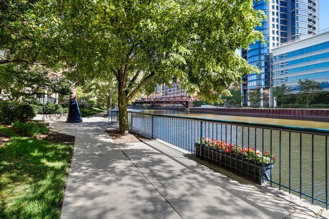 400 North Clinton Street, Unit 507 Chicago, IL 60654 - Photo 27 of 31 a view of a bench in a patio