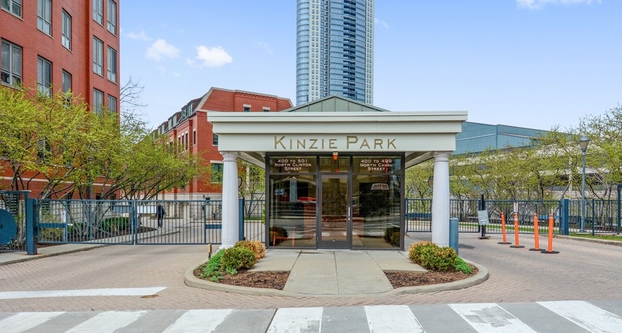400 North Clinton Street, Unit 507 Chicago, IL 60654 - Photo 30 of 31 a view of a building with a outdoor space