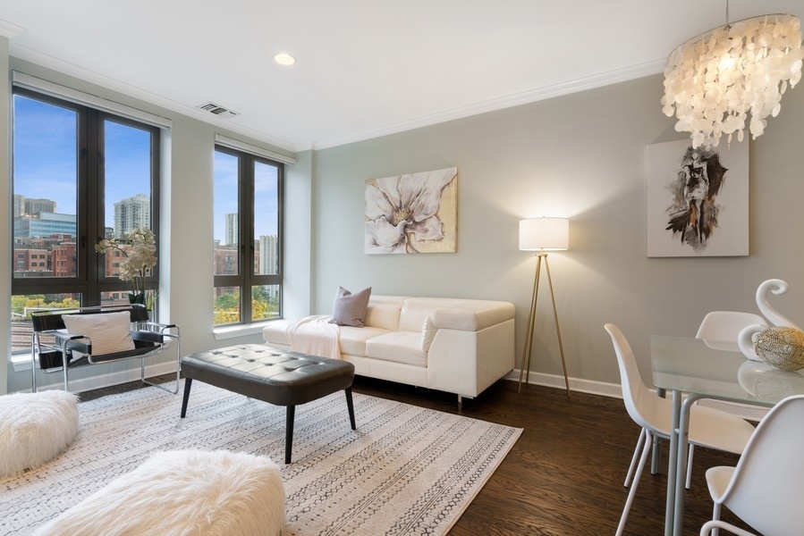 400 North Clinton Street, Unit 507 Chicago, IL 60654 - Photo 3 of 31 a living room with furniture and a large window