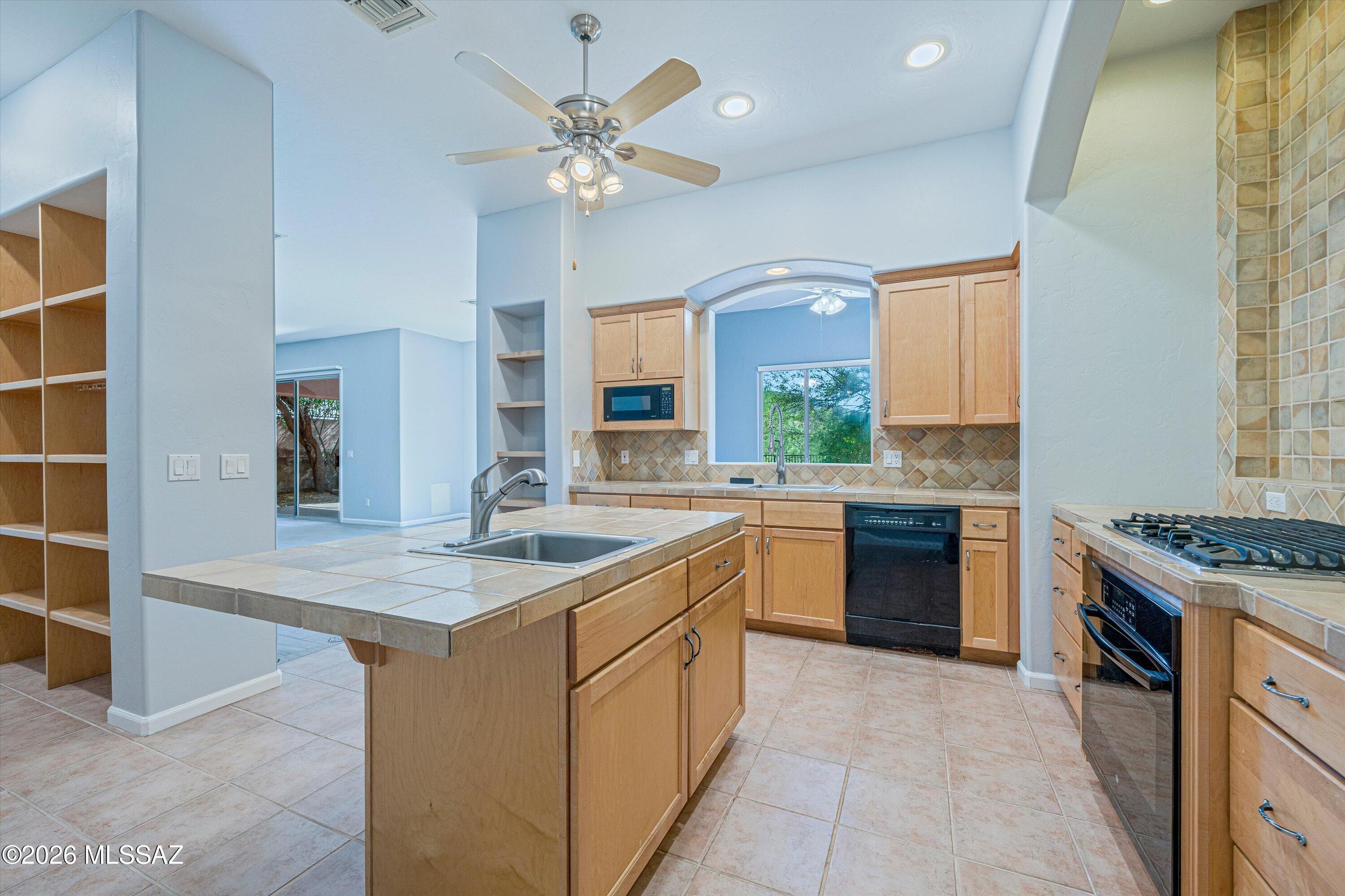 5338 North Ridge Spring Place Tucson, AZ 85749 - Photo 12 of 36 Kitchen