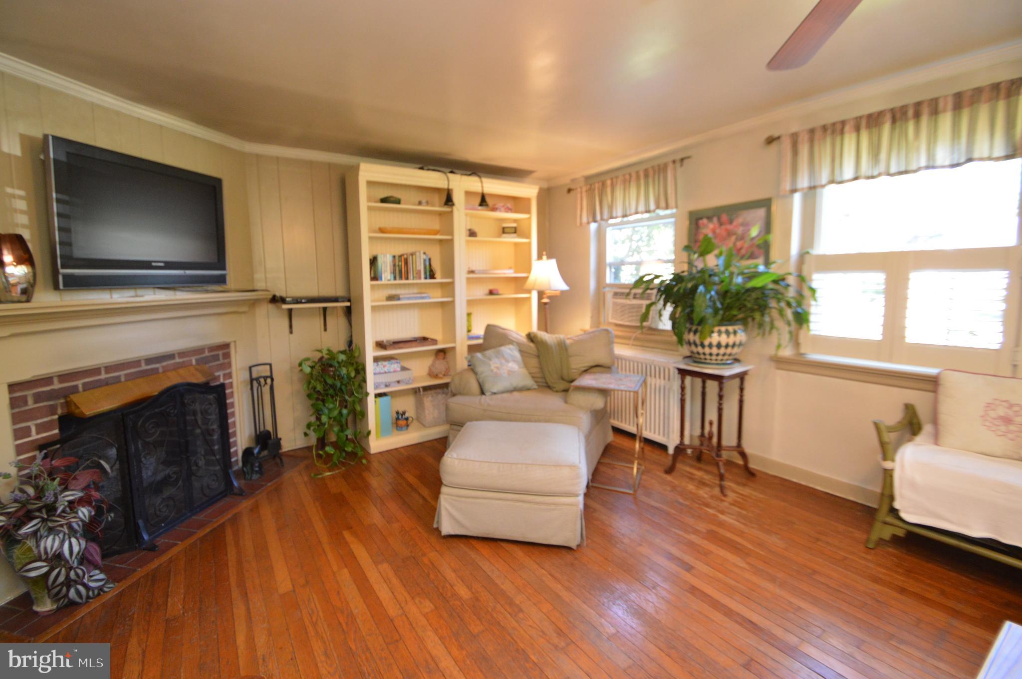 1616 Ridgeview Avenue Lancaster, PA 17603 - Photo 8 of 42 (Bookcases included with acceptable price)