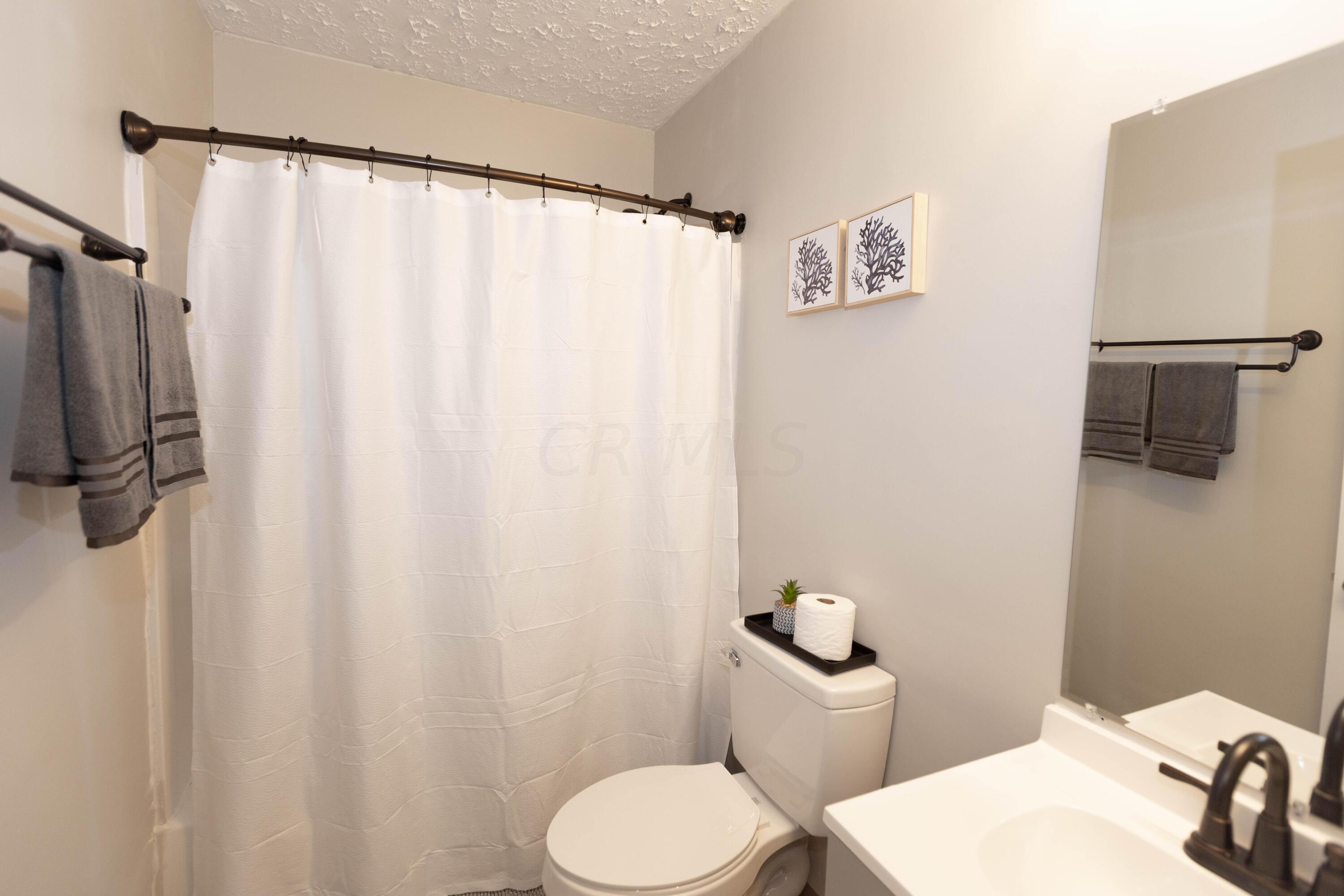 5326 Columbia Road Southwest Pataskala, OH 43062 - Photo 17 of 29 Full Bathroom 1