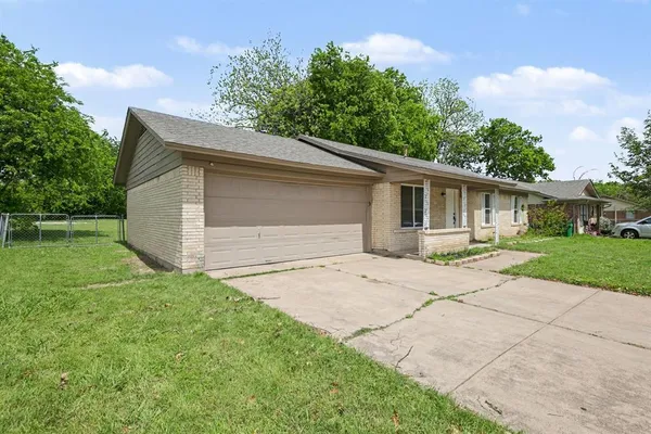 $214,900 | 821 East Bovell Street, Crowley, TX 76036