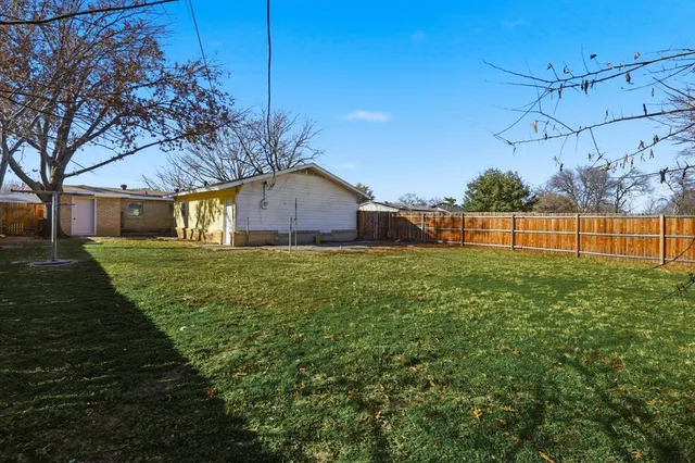 a view of a backyard