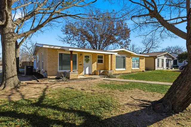 a view of a house with a yard