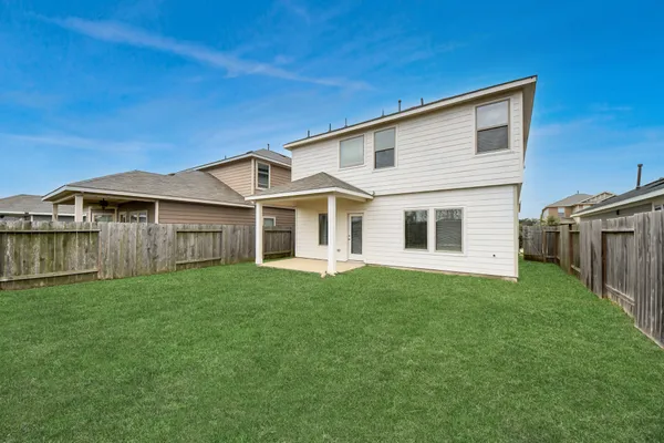 a view of a yard in front of house