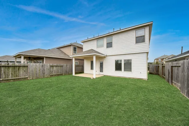 a view of a yard in front of house
