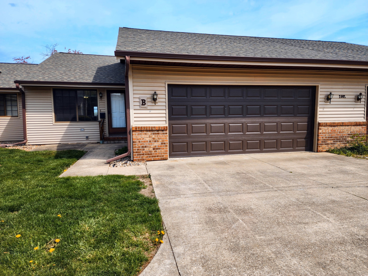 2002 Eagle Ridge Court, Unit B Urbana, IL 61802 - Photo 1 of 26 Gallery Image 1