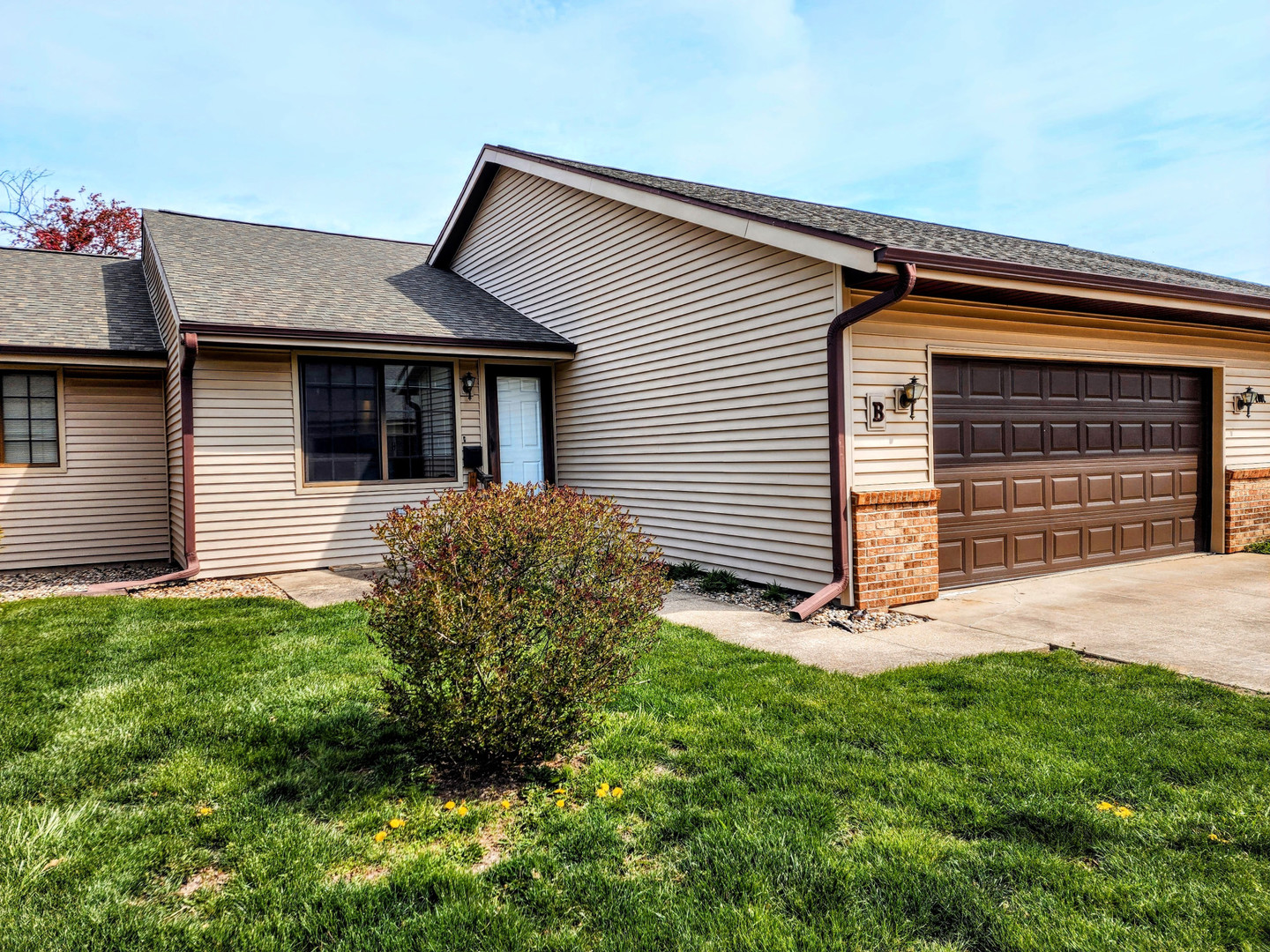 2002 Eagle Ridge Court, Unit B Urbana, IL 61802 - Photo 2 of 26 Gallery Image 2
