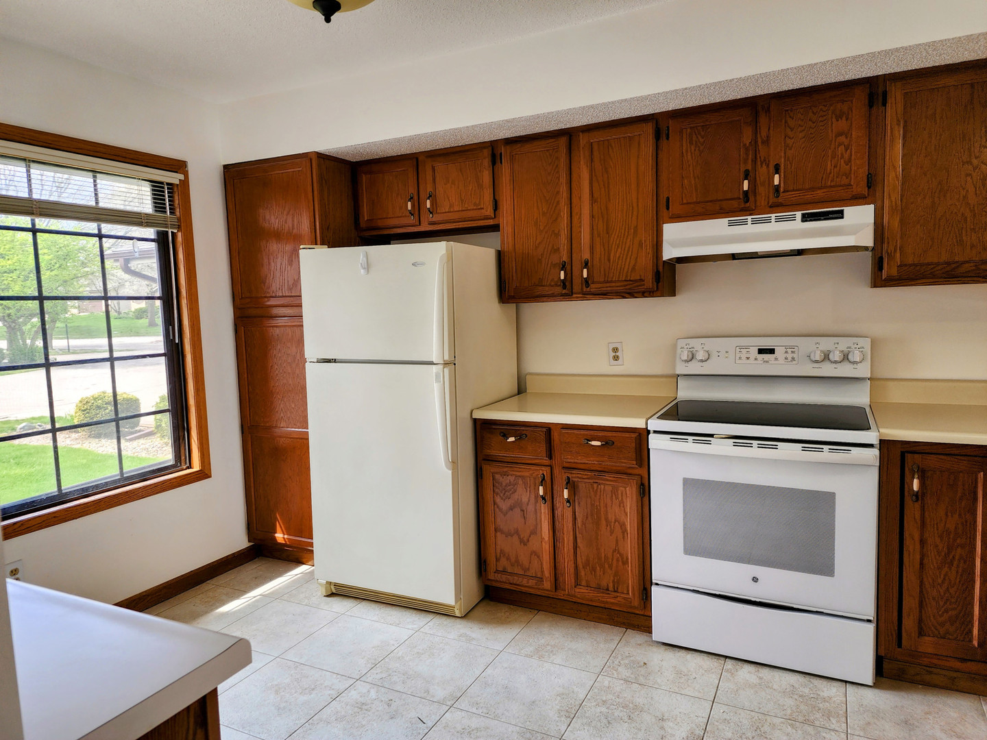 2002 Eagle Ridge Court, Unit B Urbana, IL 61802 - Photo 4 of 26 Gallery Image 4