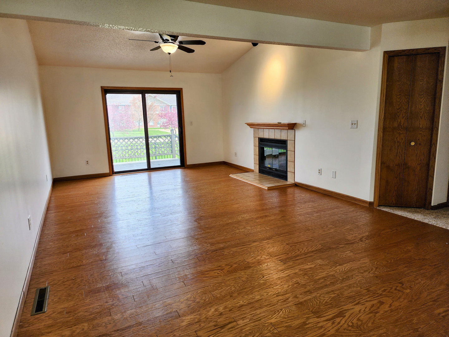 2002 Eagle Ridge Court, Unit B Urbana, IL 61802 - Photo 7 of 26 Gallery Image 7