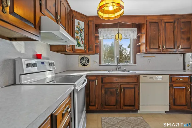 $689,900 | 250 Szost Drive, Fairfield, CT 06824