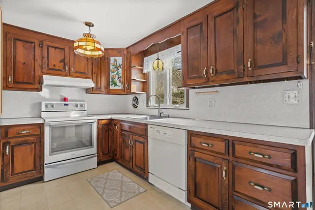 $689,900 | 250 Szost Drive, Fairfield, CT 06824