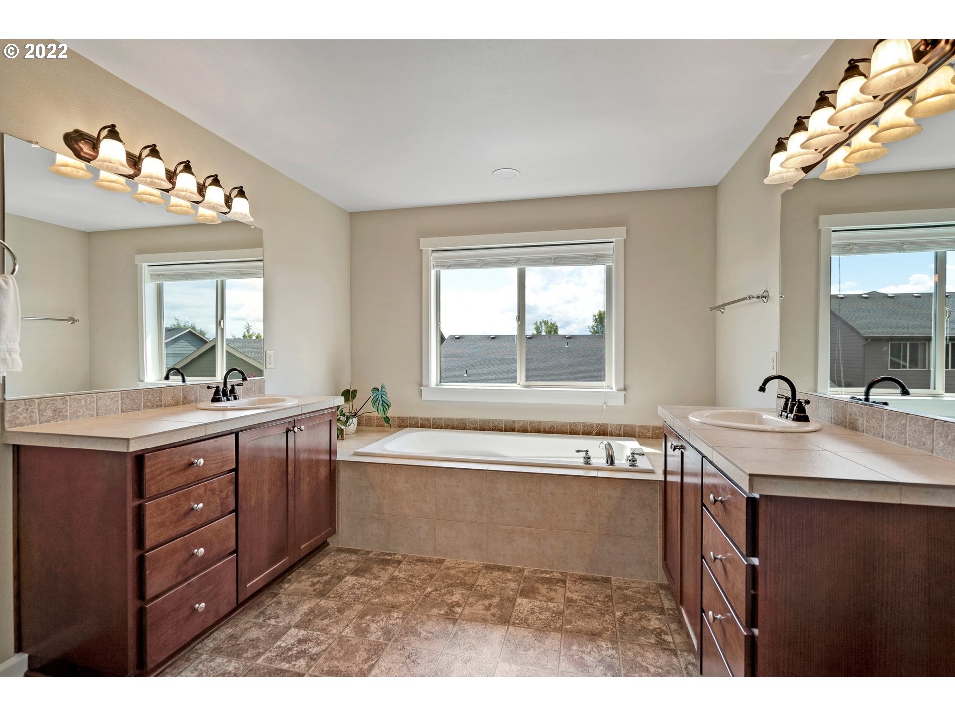 215 North 40th Avenue Ridgefield, WA 98642 - Photo 19 of 31 Owner's Suite Bathroom